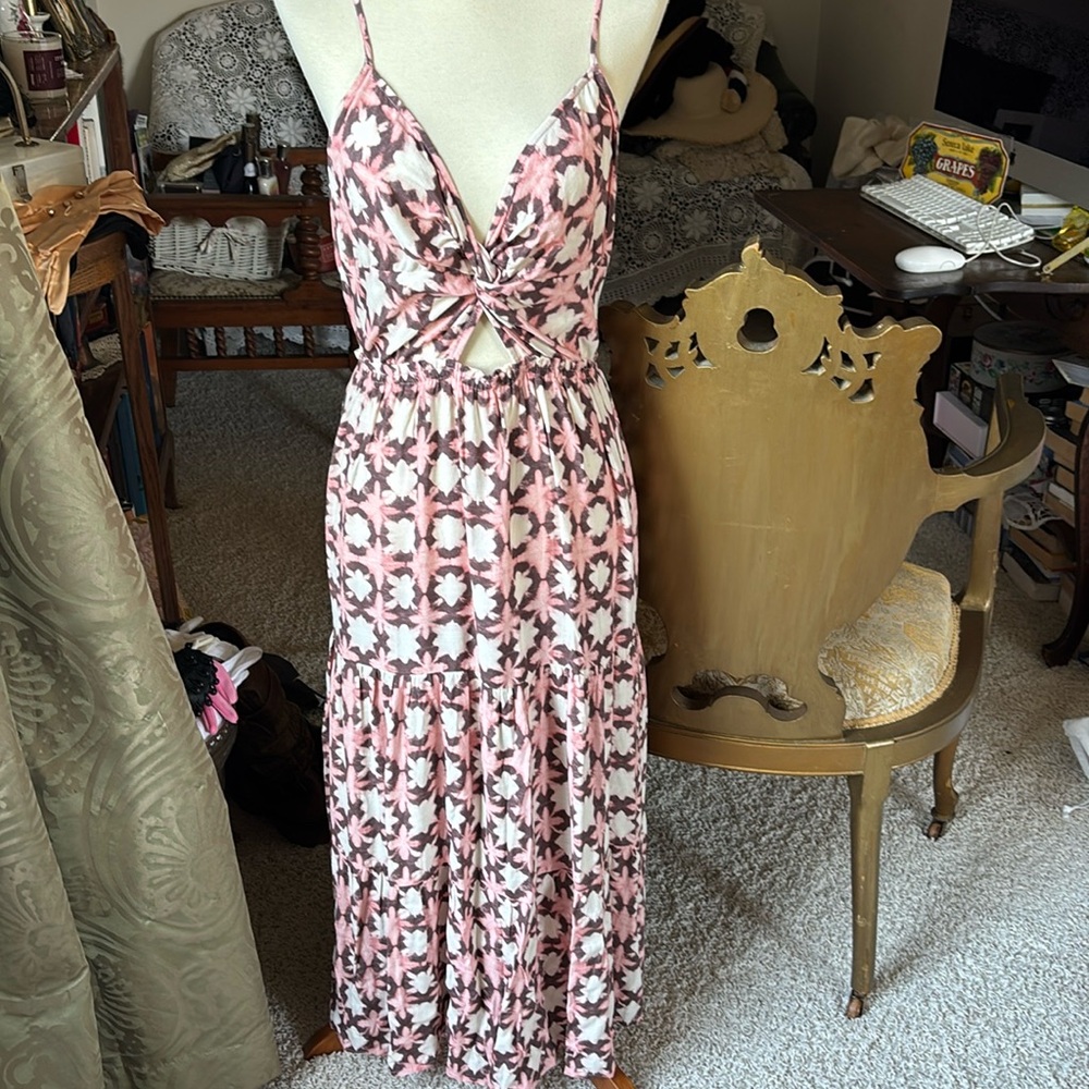 Gorgeous swingy new with tags sundress from the Loft. 100% viscose.